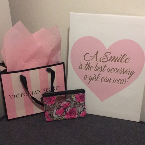Victoria's Secret Handbags - FINAL SALE Floral Victoria’s Secret card holder